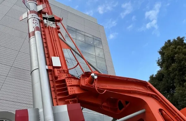 屋外にはロケット用ランチャやシロナガスクジラなどの展示があります