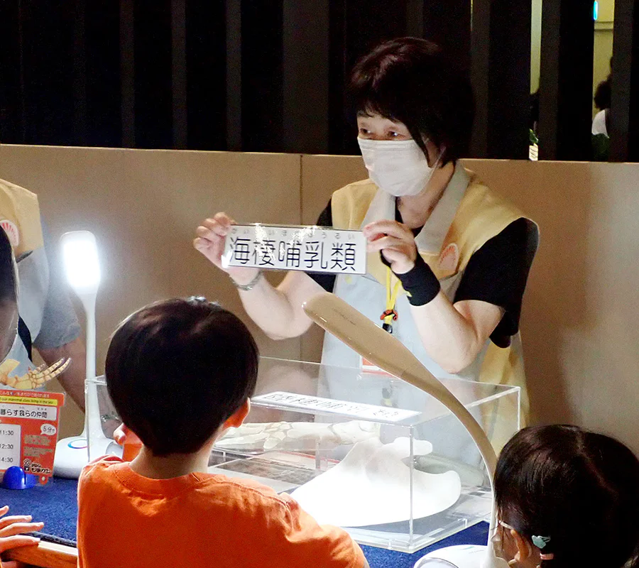 「かはくのモノ語りワゴン」の様子2