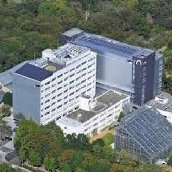 総合研究棟と自然史標本棟（筑波研究施設）