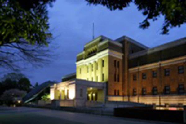 館の外観（夜景）