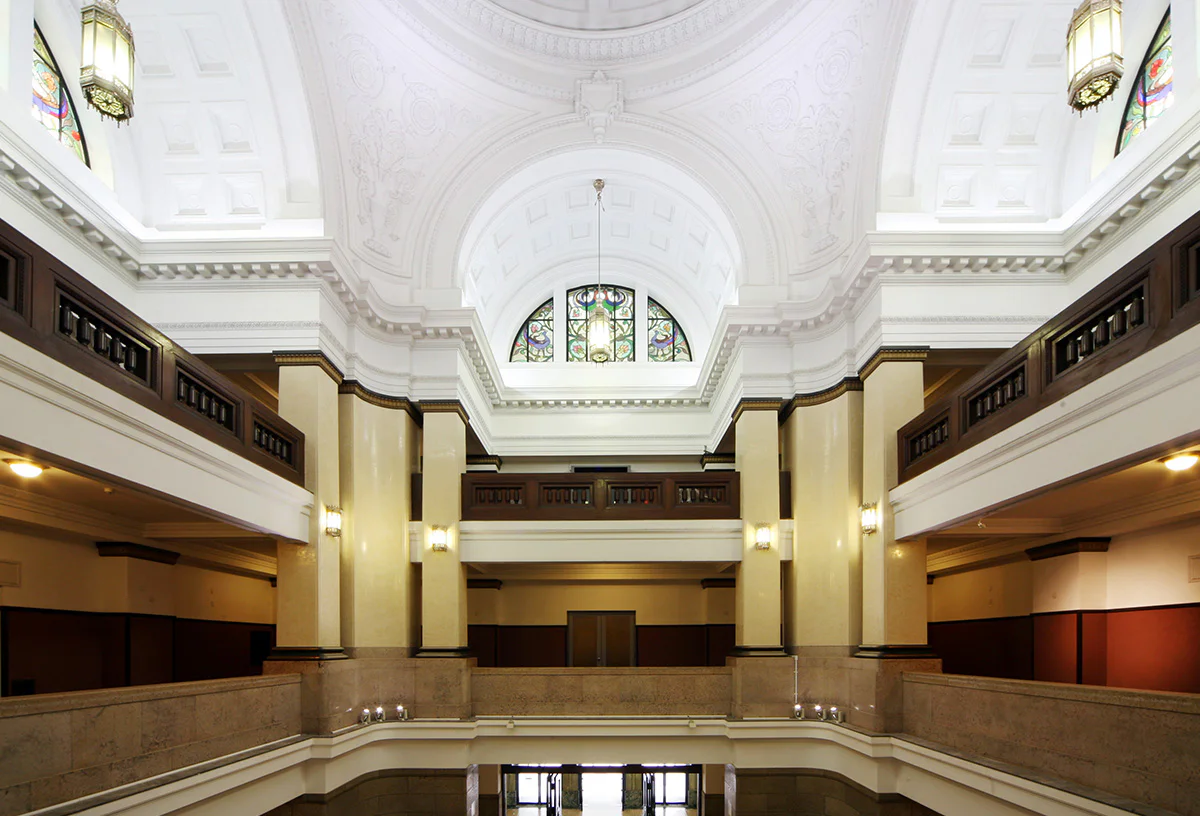 日本館回廊・中央階段