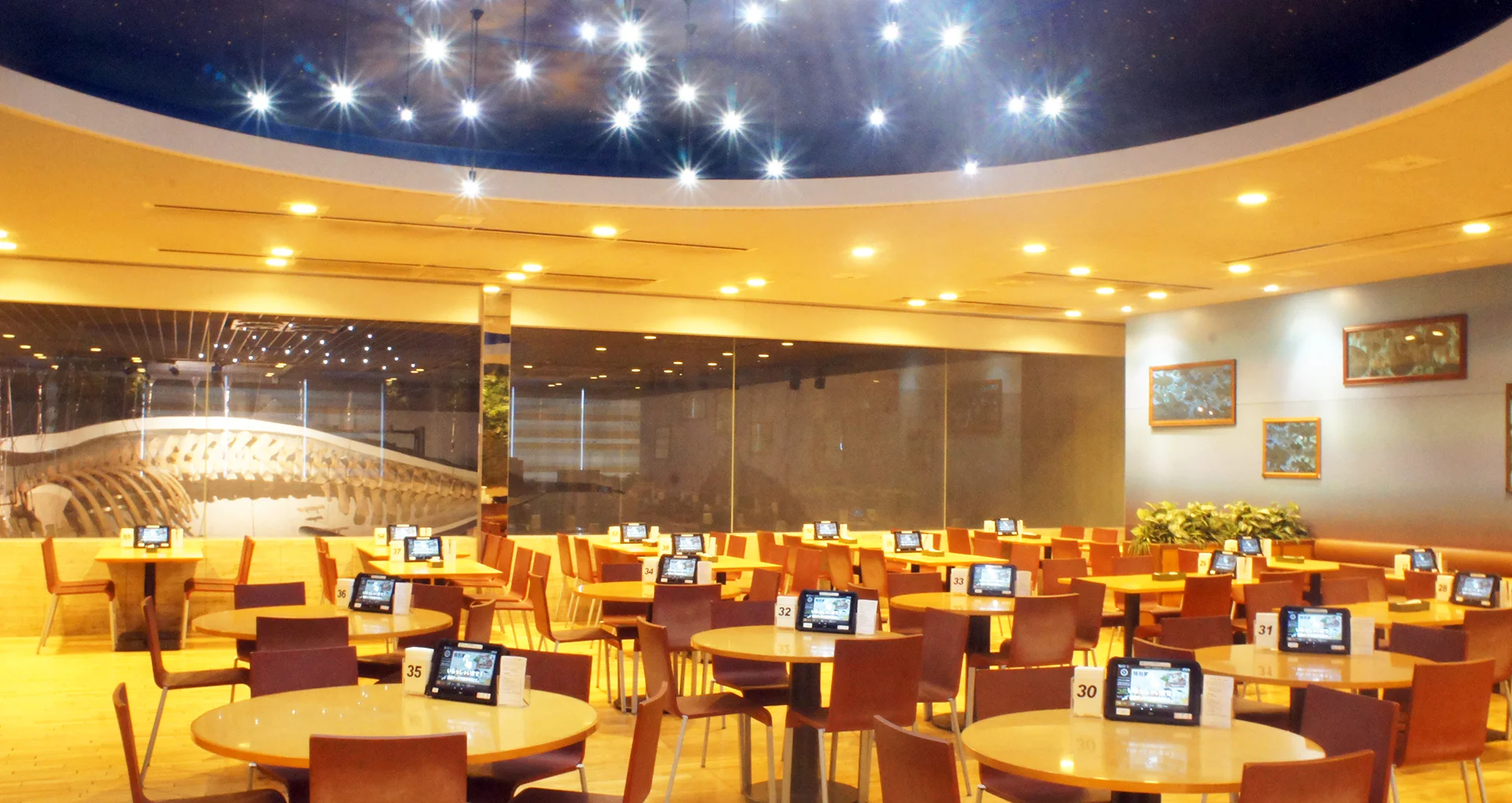 レストラン 「ムーセイオン」